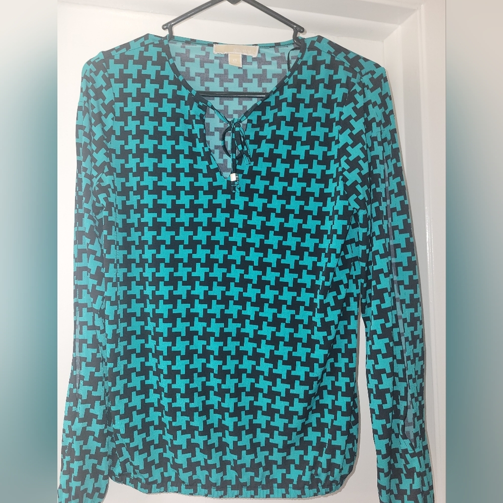Michael Kors houndstooth, slit sleeve, and gold tie logo blouse